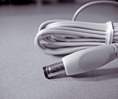 Cabo elétrico branco com conector metálico