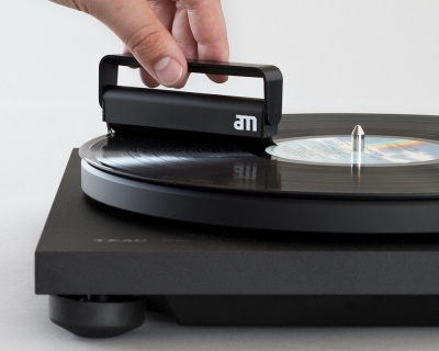 Prato giratório preto para vinil com braço de leitura minimalista e logo 'am'