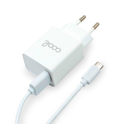Carregador branco com cabo USB tipo C e logótipo 'cool'