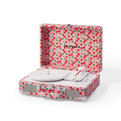 Gira-discos portátil com padrão de cerejas e fundo rosa
