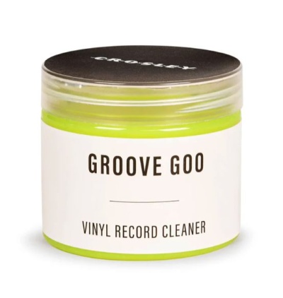 frasco plástico com líquido verde-limão e etiqueta Groove Goo Vinyl Record Cleaner