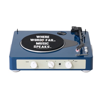 Gira-discos azul com capa preta no prato e texto branco