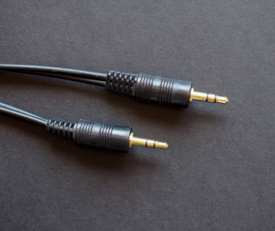 Cabo de áudio com conectores jack 3.5mm pretos e pinos dourados