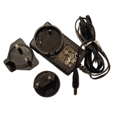 Carregador preto com três adaptadores para tomadas diversas