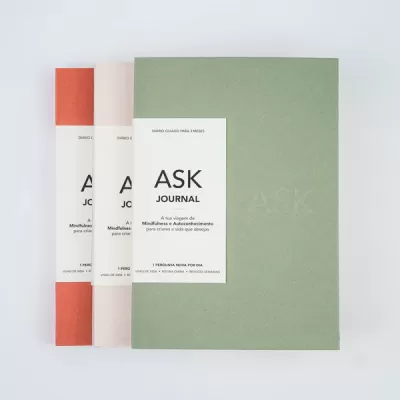 Três cadernos ASK JOURNAL em verde, branco e laranja sobre fundo branco