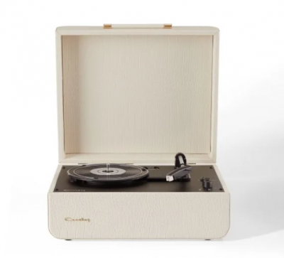 Gira-discos portátil Creambrie branco aberto sobre fundo branco