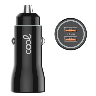 Carregador de carro preto com dois USBs laranja e texto 'cool'.