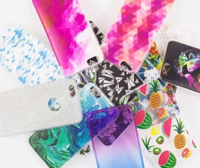 Capas de telemóvel coloridas com vários padrões e texturas sobre fundo branco