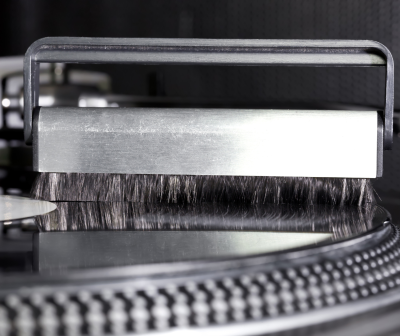 Máquina de vinil com escova de cerdas escuras e estrutura metálica cinza