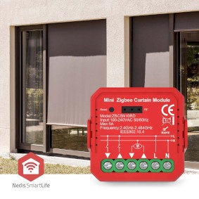 Módulo Mini Zigbee Curtain vermelho com texto branco e conexões elétricas, fundo de janelas com cortinas cinzentas