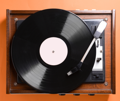 Gira-discos vintage com disco vinil preto e caixa de madeira