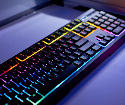 Teclado mecânico preto com iluminação RGB colorida