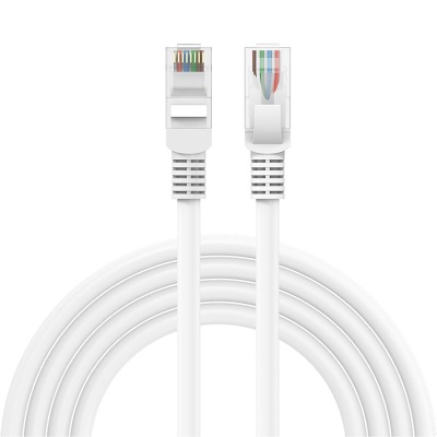 Cabo de rede Ethernet branco com conectores RJ45