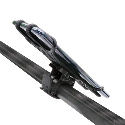 Suporte preto para objeto preto brilhante fixado em tubo preto