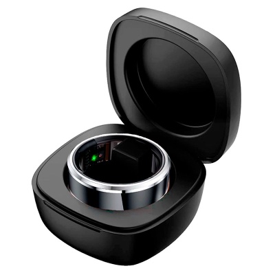 Anel prateado num estojo preto aberto com interior acolchoado