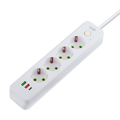 Extensão elétrica branca com quatro tomadas e três portas USB