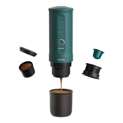Cafeteira portátil verde com cápsulas e copo preto