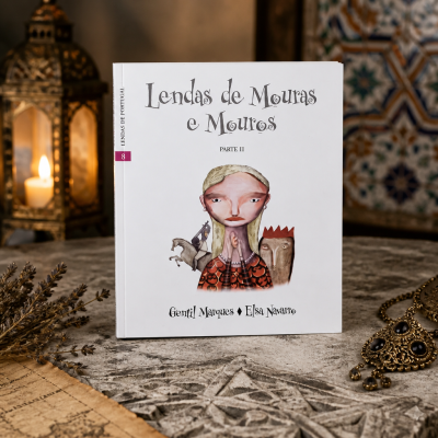 Capa do livro Lendas de Mouras e Mouros Parte II com ilustração e objetos decorativos ao fundo