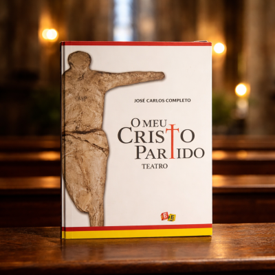 Livro O Meu Cristo Partido com capa branca, escultura castanha e texto preto e vermelho numa igreja