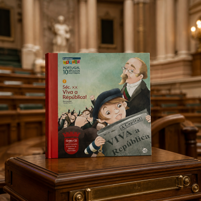 Livro ilustrado sobre a República Portuguesa em mesa de madeira num ambiente clássico.