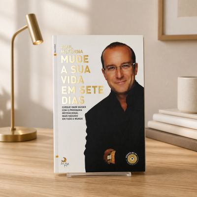 Livro de capa dura Mude a sua vida em sete dias em suporte numa mesa de madeira clara