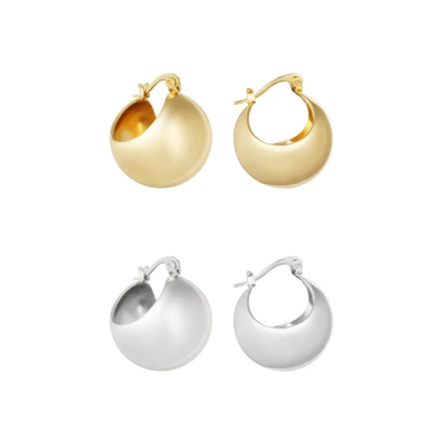 Dois pares de brincos de argola grossa, um dourado e um prateado, sobre fundo branco