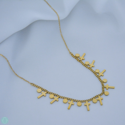 Colar dourado com pequenas cruzes e círculos sobre fundo branco