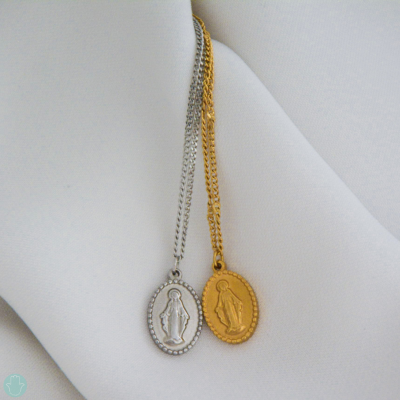 Dois colares com pendentes ovais prateado e dourado com figura religiosa em relevo