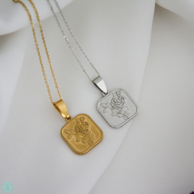 Colares dourado e prateado com pendentes quadrados gravados com rosas ao detalhe