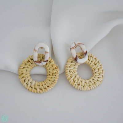 Brincos de rattan circular com anel de resina branca e castanho