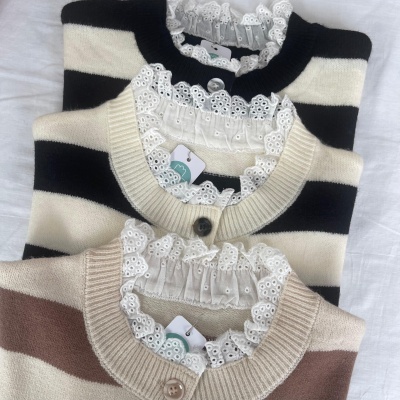 Três camisolas de malha às riscas com gola em renda branca e botões