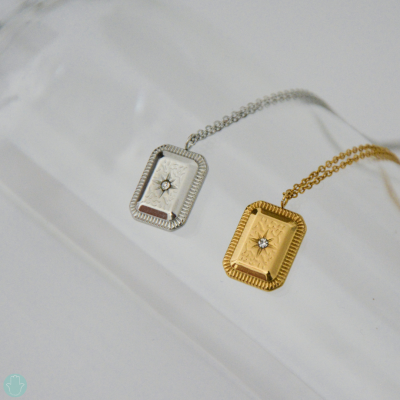 Colares com pendentes retangulares dourado e prateado com cristal e textura em relevo