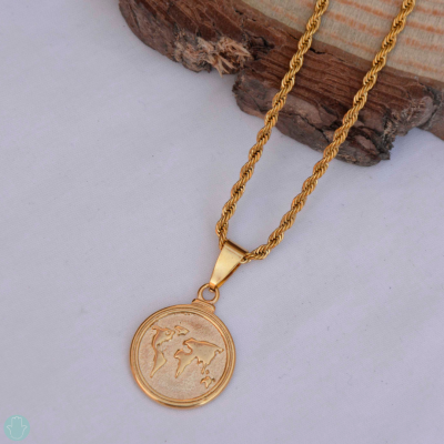 Colar dourado com pendente do mapa mundi