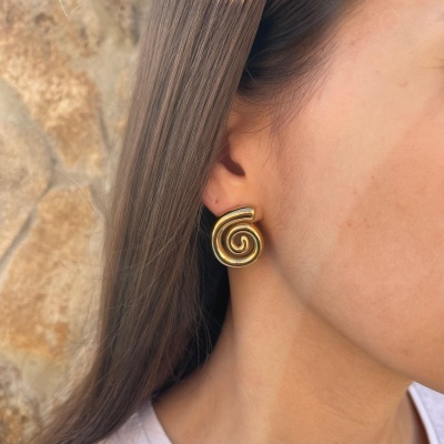 Brinco dourado espiral numa orelha
