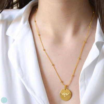 Colar dourado com pendente redondo e gravação de abelha