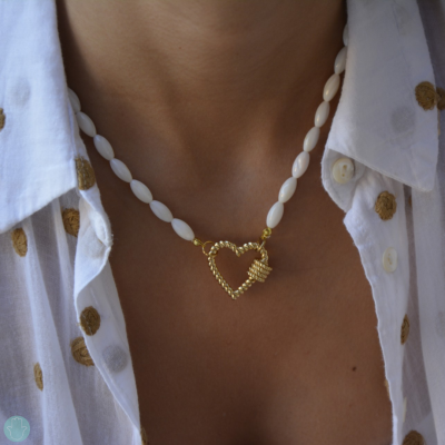 Colar com contas ovais brancas e fecho dourado em forma de coração