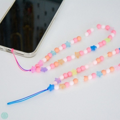 Cordão colorido para telemóvel com contas e estrelas em várias cores