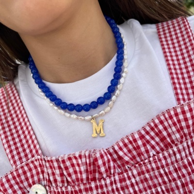 Colar duplo com contas azuis e pérolas e pendente dourado letra M