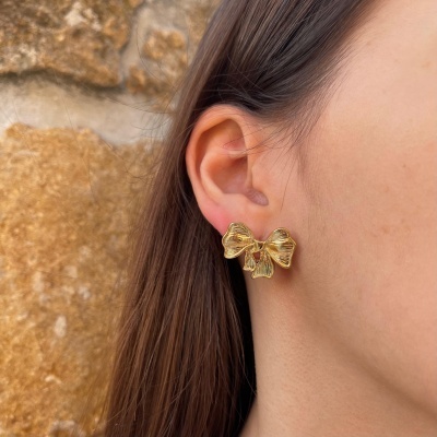 Brincos dourados em forma de laço texturizado
