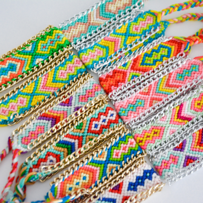 Pulseiras coloridas artesanais com padrões geométricos e correntes metálicas