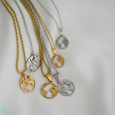 Colares em aço inoxidável prateado e dourado com pendentes de mapas mundi em tecido branco