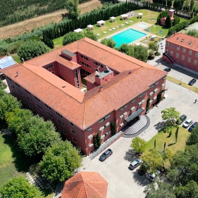 Complexo de edifícios com piscina e área verde ao ar livre