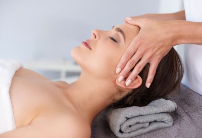 Mulher a receber massagem na cabeça num spa