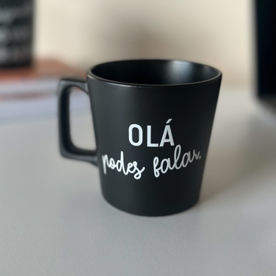 Caneca preta com texto branco 'OLÁ podes falar'