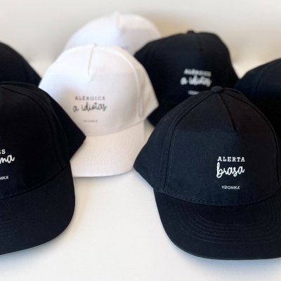 Seis bonés de basebol pretos e brancos com texto bordado em cores contrastantes