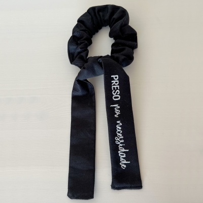 Elástico de cabelo scrunchie preto com fita decorativa texto branco