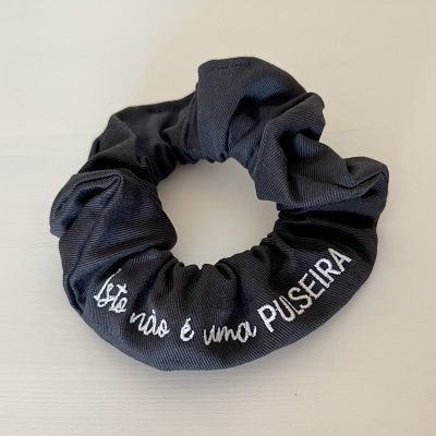 Elástico de cabelo preto com texto bordado branco