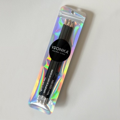 Pacote holográfico com três lápis pretos para sobrancelhas e etiqueta YPONIKA