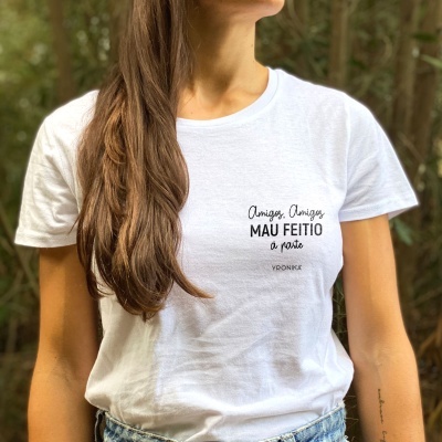 T-shirt branca com texto preto 