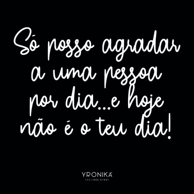 Texto motivacional em branco sobre fundo preto com assinatura YPRONIKA FEELING STORE.